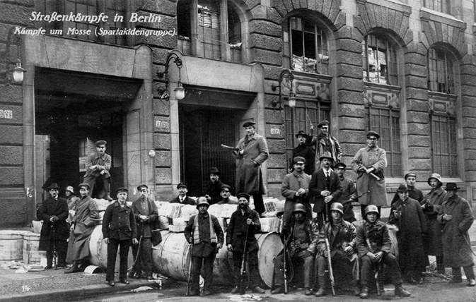 Spartacists form barricades