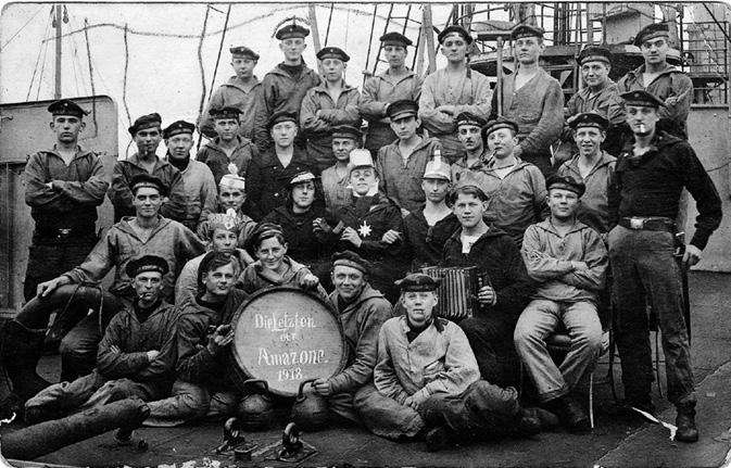 More de-mobilised sailors, holding up the message “the last of the Amazone”. The Amazone was a barracks ship based in Kiel
